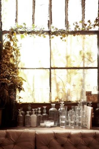 Композиции из стеклянных бутылок в интерьере, фото № 15