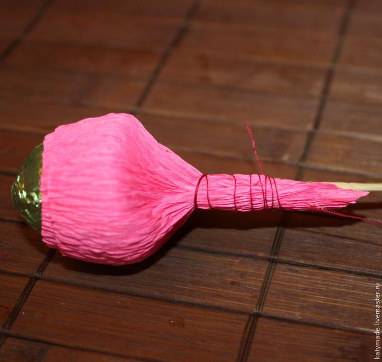 Как сделать цветок для букета из конфет, фото № 20