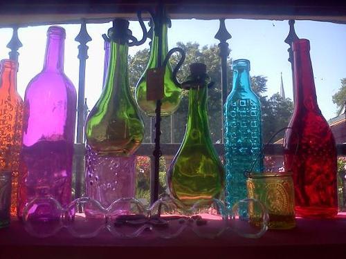 Композиции из стеклянных бутылок в интерьере, фото № 6