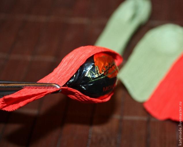 Маковый бутон из флористической гофрированной бумаги и конфеты., фото № 23