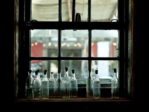 Композиции из стеклянных бутылок в интерьере, фото № 24