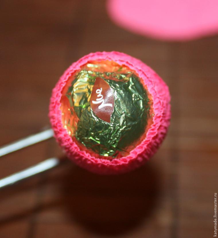 Как сделать цветок для букета из конфет, фото № 9