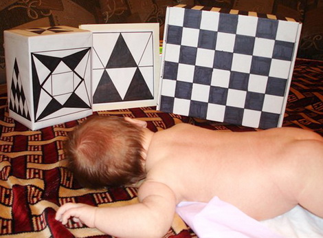 Черно-белые кубики для новорожденных