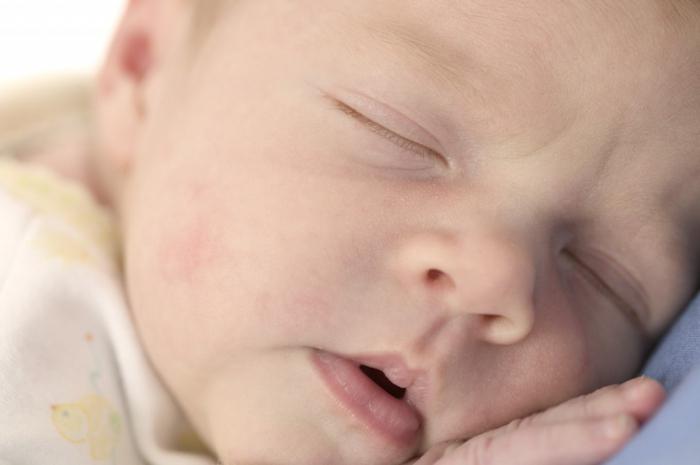 можно ли новорожденного класть спать на животе 