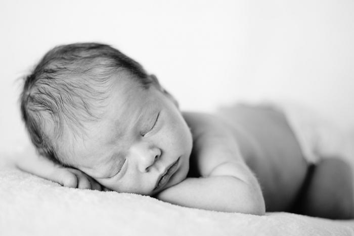 можно ли новорожденному спать на животе комаровский
