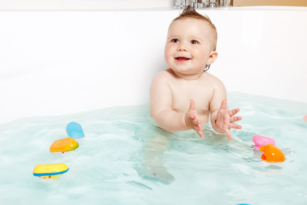 Как купать новорожденного в большой ванной