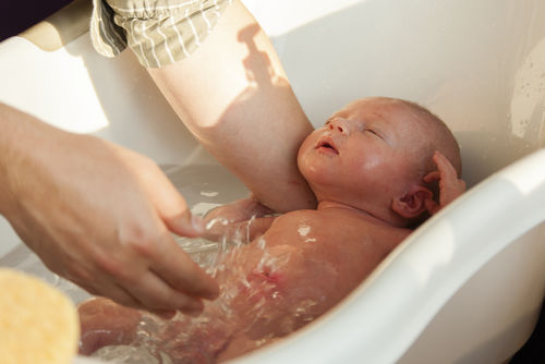 Можно ли купать новорожденного в большой ванне