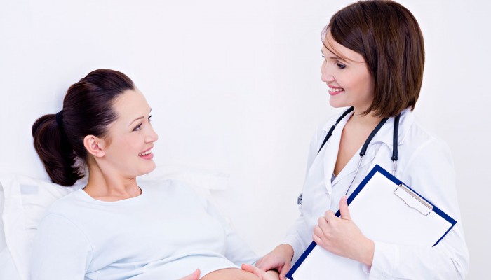 iStock_%233201_Doctor-with-pregnant-woman