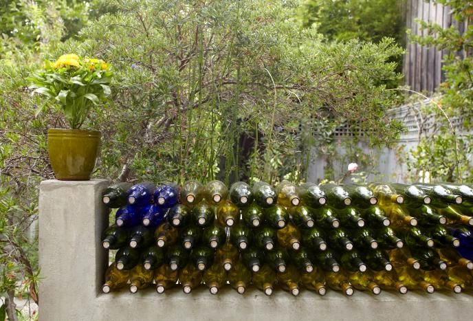 декоративная ограда из винных бутылок