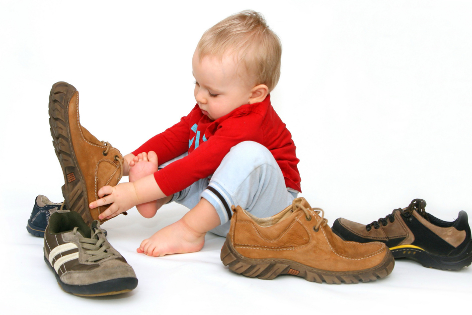 Малыш примеряет взрослую обувь