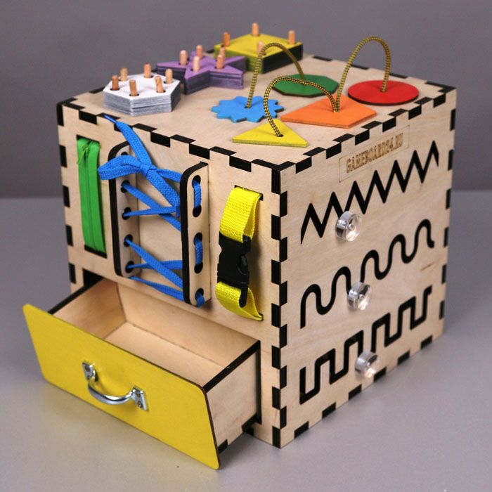 Несмотря на некоторую сложность в исполнении, наиболее интересный вариант развивающей игрушки – домик или куб с ящичками