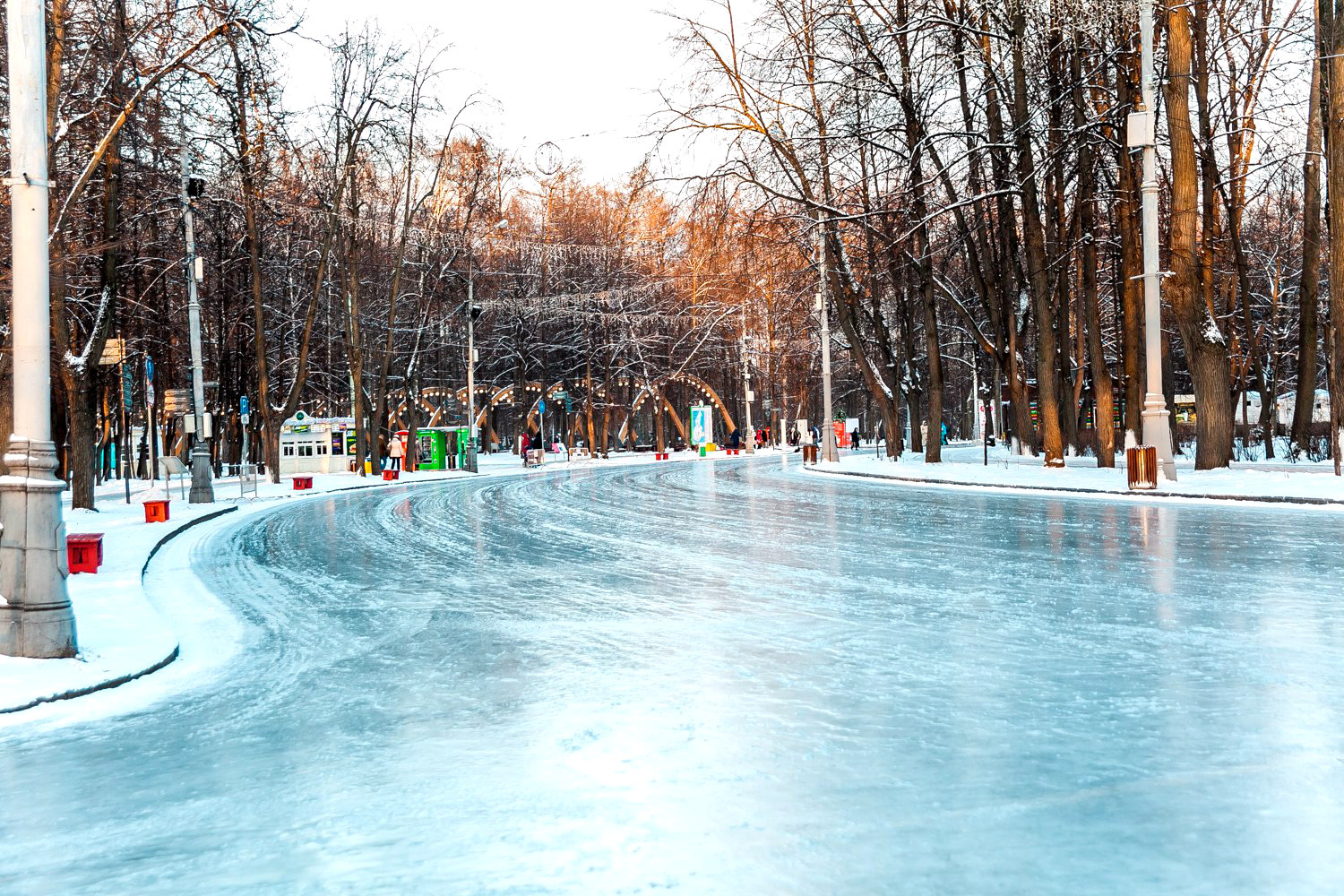 Зимой улицы парка Сокольники заливают для катания на коньках, так же есть лыжные дорожки