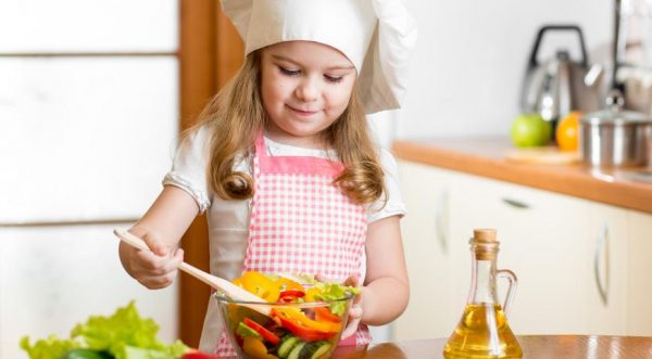 Девочка готовит салат