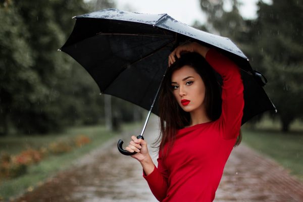 Девушка в красном платье с зонтиком