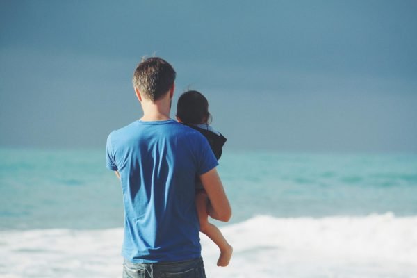 Мужчина с ребёнком на берегу моря