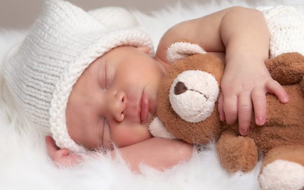 Младенец с игрушкой спит