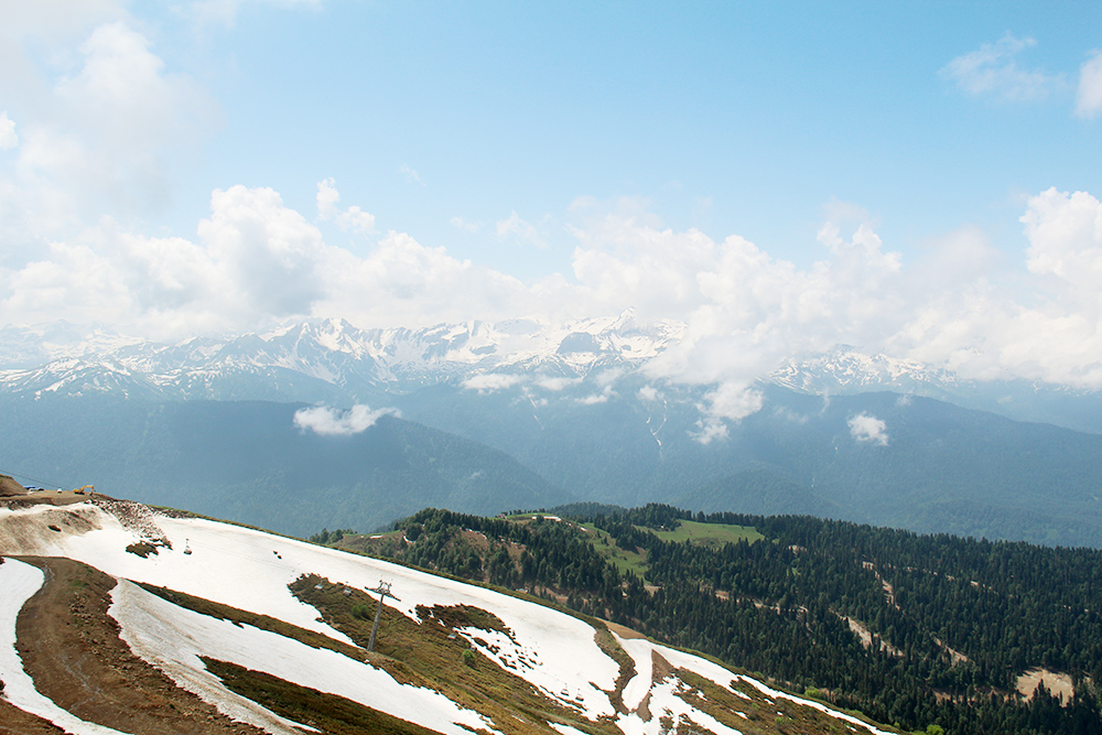 Вид с высоты 2320 метров. Снег на вершинах лежит даже летом