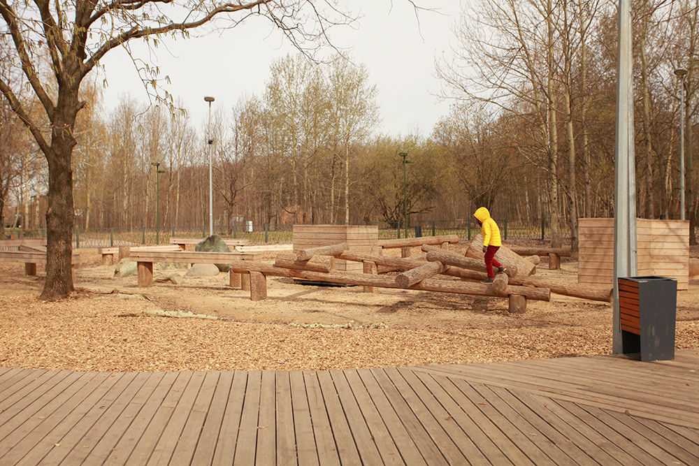 В парке много современных площадок и активностей для детей, которые не встретишь в обычных дворах