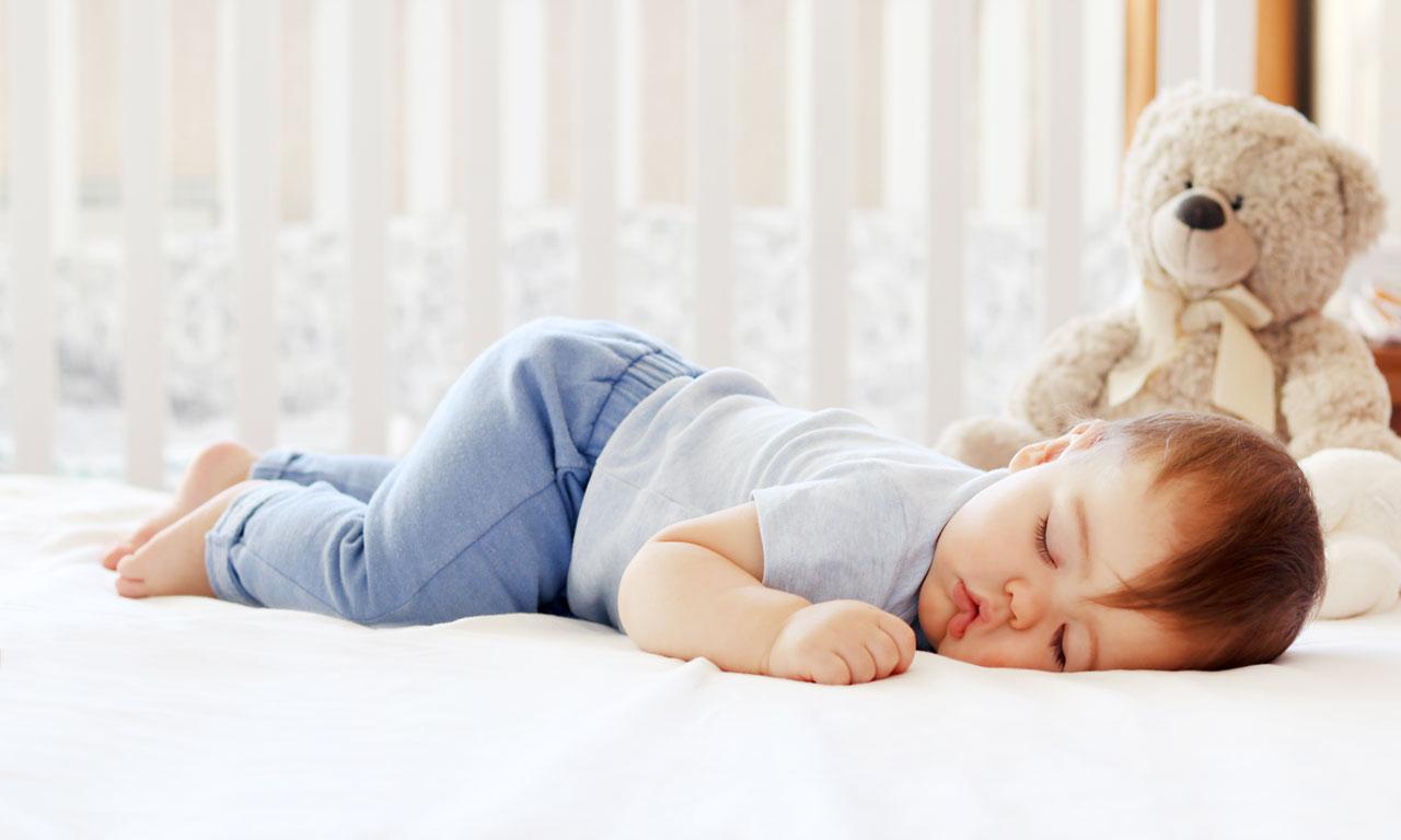 5-6-месячные малыши могут спать на животе безо всякой опасности