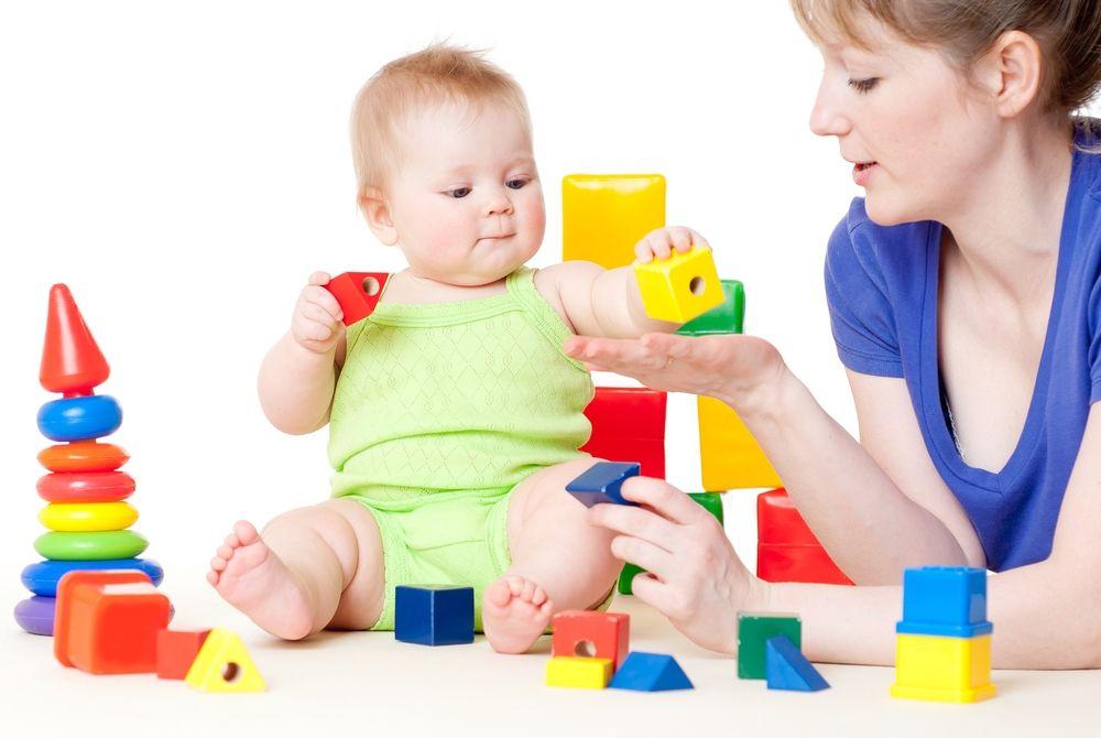 Активная деятельность и общение со взрослым разнообразят часы бодрствования малыша