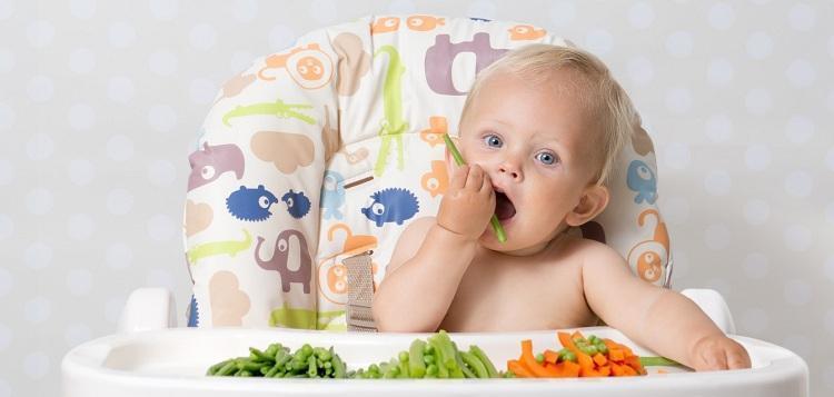 На цвет фекалий младенца влияет его питание, точнее – продукты прикорма