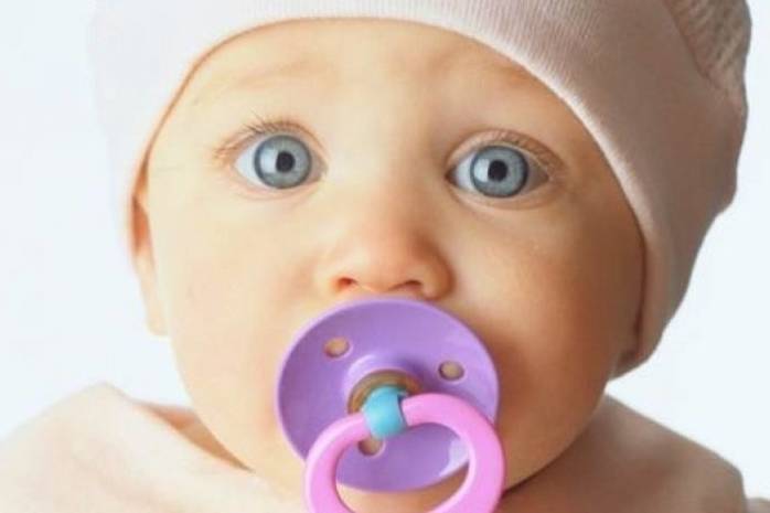 Привыкание малыша к пустышке чаще всего связывают с удовлетворением сосательного рефлекса