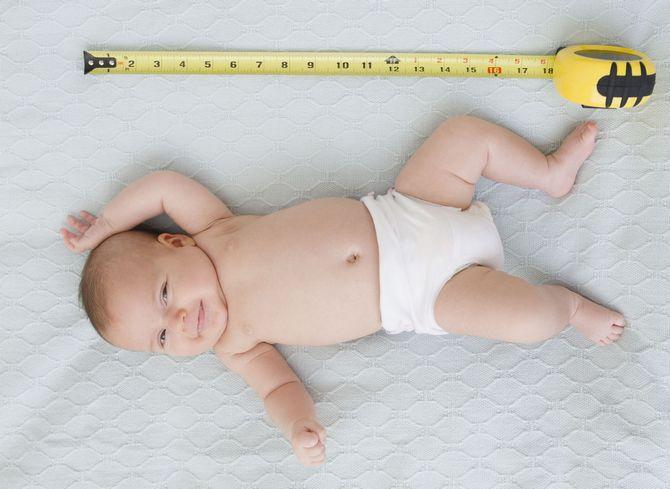 В домашних условиях можно измерять длину тела ребенка сантиметровой лентой
