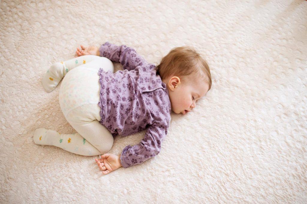 Малыши способны уснуть в самой немыслимой позе