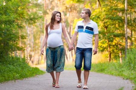 Беременная гуляет: физическая активность поможет не набрать лишние килограммы вовремя беременности