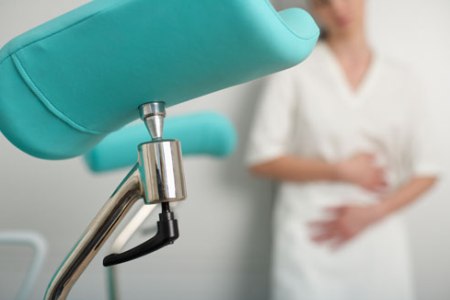 Женщина у гинеколога: лечение недержания после родов