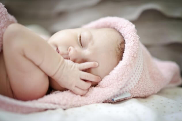 Новорожденный спит: первый день дома