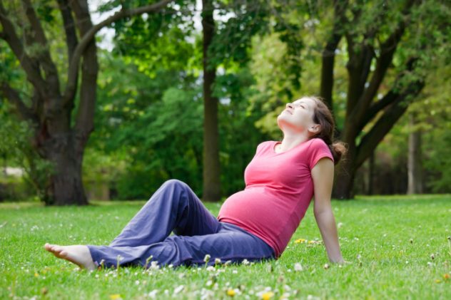 чтобы избавиться от слабости, беременной нужно чаще бывать на свежем воздухе