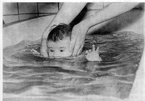 Погружение носа ребенка под воду
