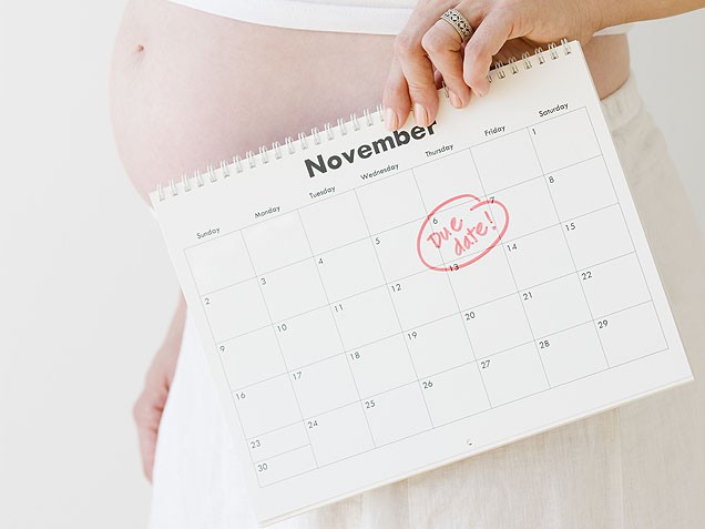 календарь в руках беременной