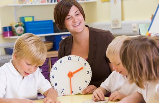 Дети учатся определять время по часам