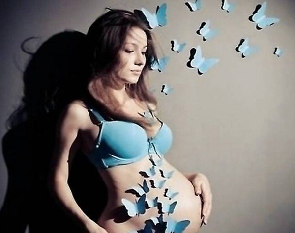 Беременная с бабочками на животе