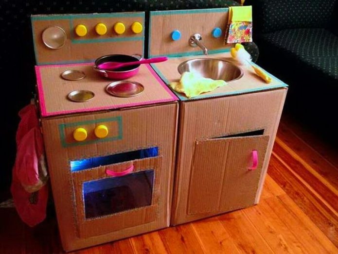 Детская кухня из картонных коробок