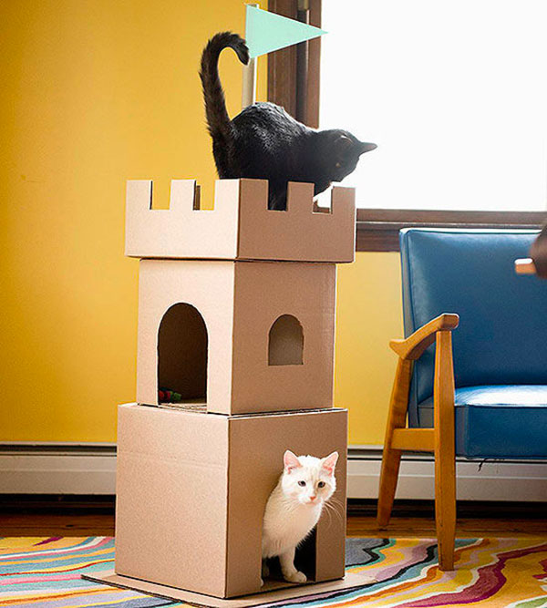 Высокий домик для кошек из коробок
