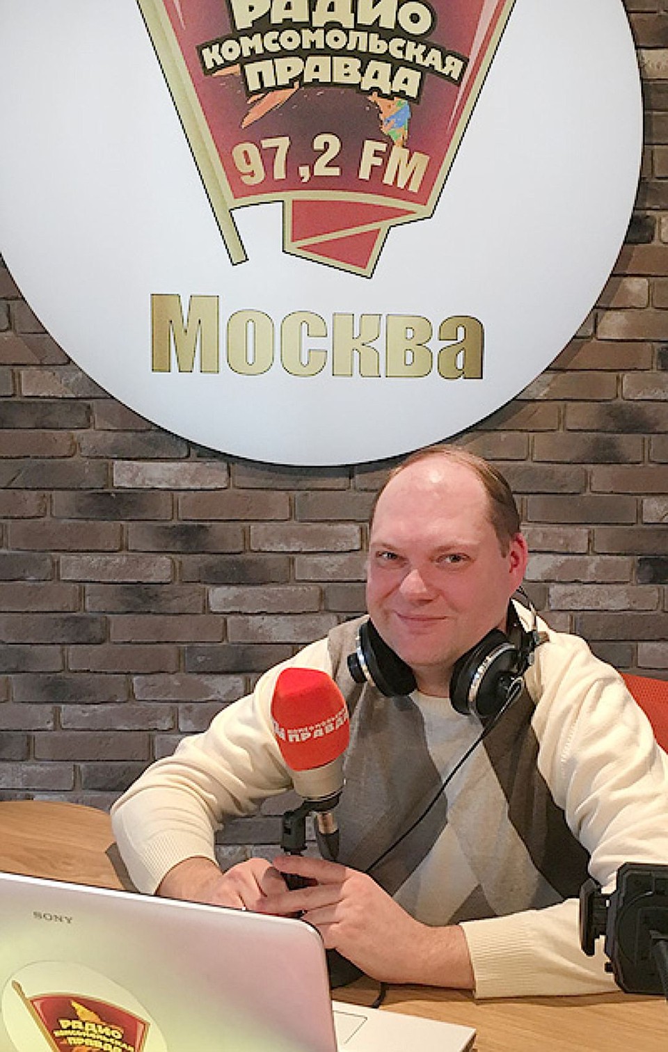 Евгений Тимаков в студии радио "Комсомольская правда". 