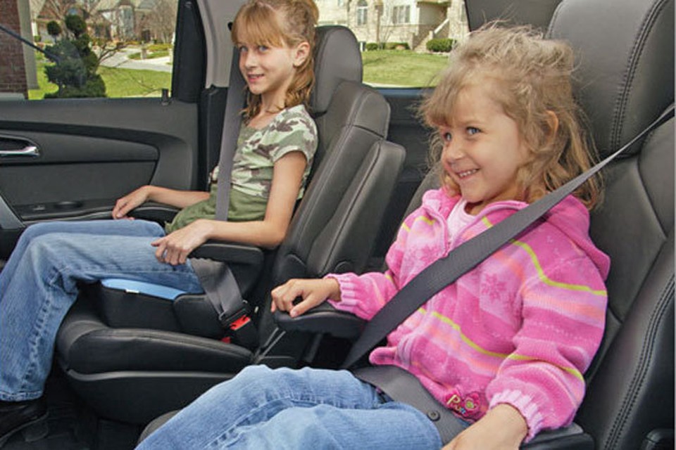 Дети на переднем пассажирском сидении. Ребенок в детском кресле. Авто детское кресло от 7 лет. Ремни безопасности для детей в автомобиле без кресла. Штатный ремень безопасности для детей с 7 лет.