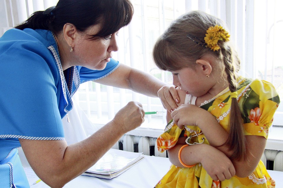 Многие эксперты высказали опасения: не приведет ли «замораживание» вакцинации к вспышке еще более опасных инфекций у непривитых детей.