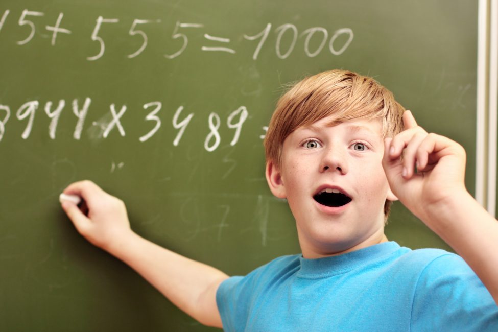 Ребенок решает пример по математике