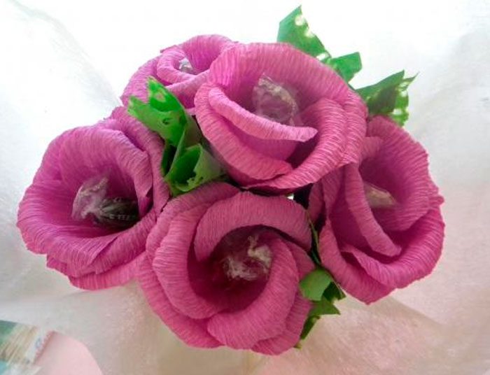 розы из гофрированной бумаги с карамелью