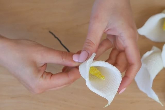 Маленькие цветы из гофрированной бумаги – каллы своими руками для начинающих